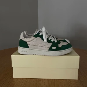 Axel Arigato sneakers - Dice Lo från Axel Arigato. NYSKICK: Använda 1 gång Nypris: 2500:-