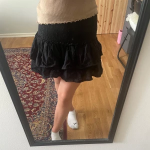 Svart kjol - Superfin svart kjol från SHEIN i storlek s. Den har ett stretchigt band runt sig så passar även M. 💕