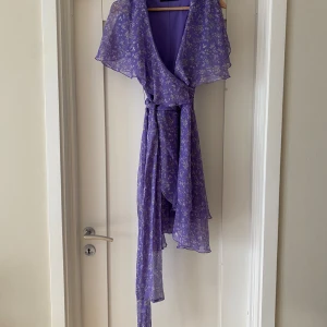 Lila sommarklänning - Använd fåtal gånger. Perfekt skick.