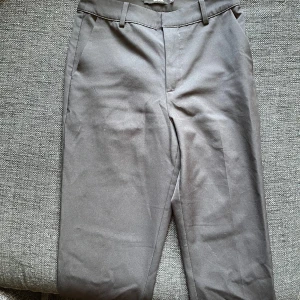 Kostymbyxa - Kostymbyxor, sparsamt använda  Storlek 36, kan upplevas stor över rumpan
