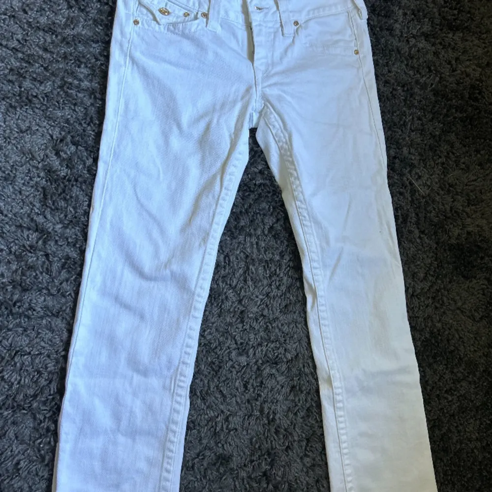 Vita äkta true religon jeans i tjej modell köpta för 2000. Knappt använda, i mycket bra skick. Strl 30💗. Jeans & Byxor.