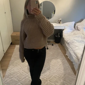 Stickad tröja - En jätte fin stickad tröja från hm. Knappt använd och därav mycket bra skick. Den är i beige brun färg