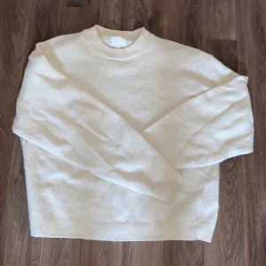 stickad tröja - vit/beige stickad tröja