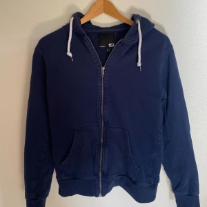 Zip hoodie - Zip hoodie från lager 157 i bra skick. Skick 8/10 pga av solblekt annars inga defekter.  Pris går att diskutera 