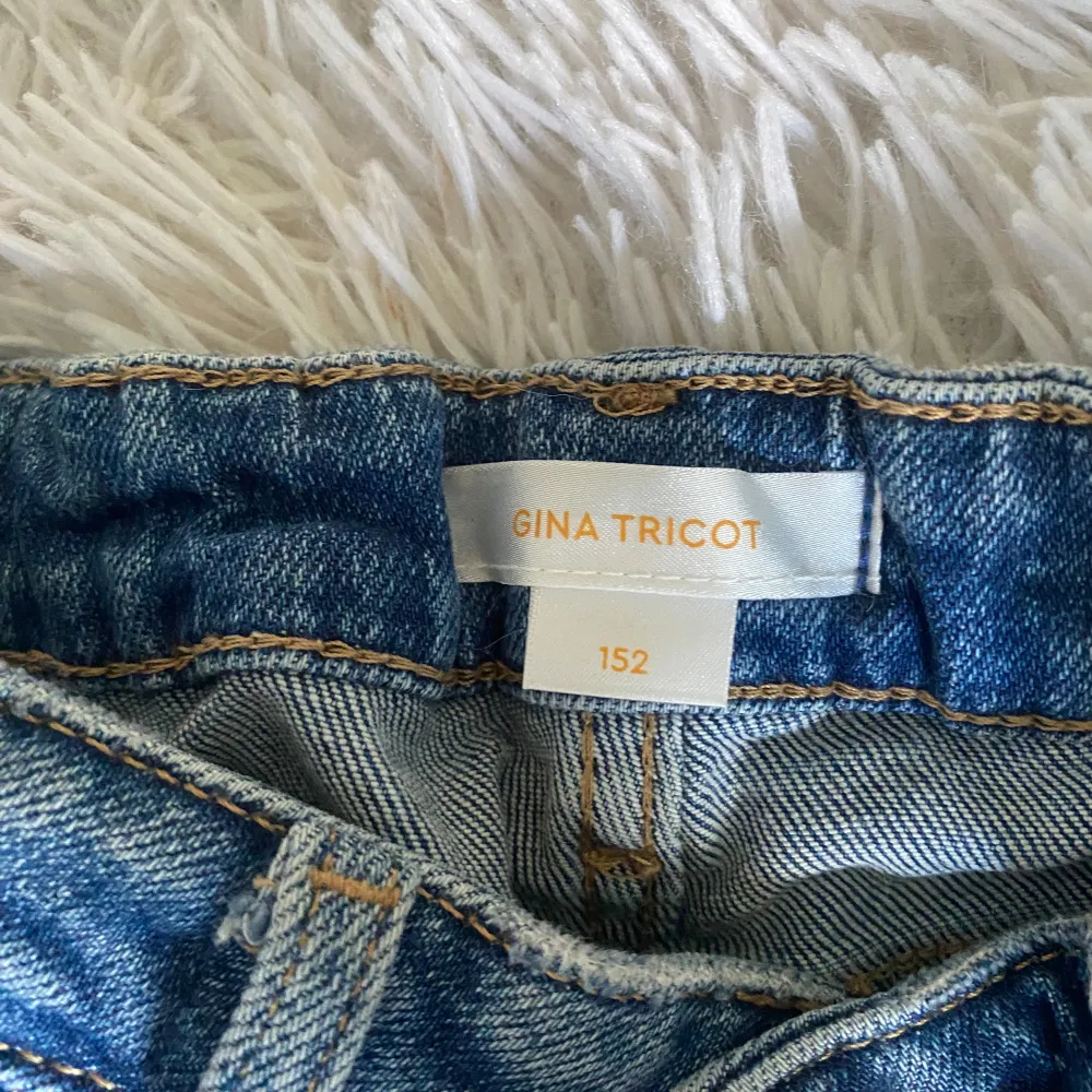 Blåa jeans från GinaTricot  . Jeans & Byxor.