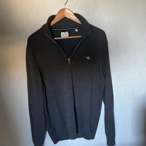 Gant half zip - Säljer denna Gant zip för ett bra pris passar perfekt till sommaren nypris 1500kr användning 1 gång skick 10/10 prutning uppskattas ej.