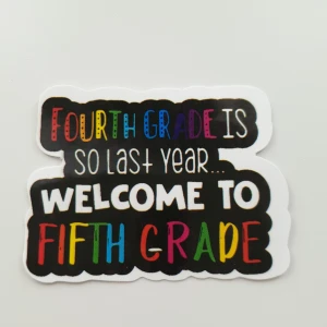 Fourthgrade is so last year, Welcome to fifth grade, klistermärken/stickers  - Klistermärken/stickers Motiv: fourthgrade is so last year, Welcome to fifth grade,  Antal: 1st, Skick: ny/oanvänd  Kul att använda till pyssel, scrapbooking och annat. Kan tex användas till att dekorera din bärbara dator, skateboard, resväska, etc. 
