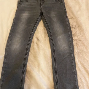 Svarta jeans för barn  - Den har varit använda ett par gånger 