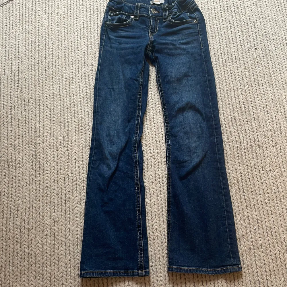 Intressekoll!!!!!! Lägger ut mina skit snygga jeans från Gina då de börjar bli för korta. De är bootcut/flared och sitter jätte snyggt på. Storlek 152 men passar mig som är ca 158cm lång💕 använda men i bra skick, skriv om ni är intresserade . Jeans & Byxor.