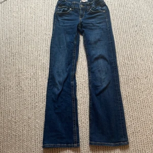 Gina jeans - Intressekoll!!!!!! Lägger ut mina skit snygga jeans från Gina då de börjar bli för korta. De är bootcut/flared och sitter jätte snyggt på. Storlek 152 men passar mig som är ca 158cm lång💕 använda men i bra skick, skriv om ni är intresserade 