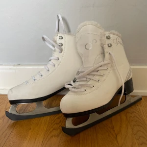 Skridskor + Hjälm - Kan köpas separat!  Skridskor - 200kr Storlek 35, Märke Revolution Spin Sr  Hjälm - 100kr, Storlek 50-58cm, Märke Reebok 💕💕