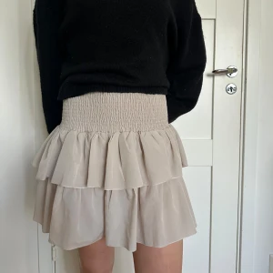 Kjol - Säljer denna jättefina och supertrendiga kjolen från Neo Noir som är i superfint skick! 