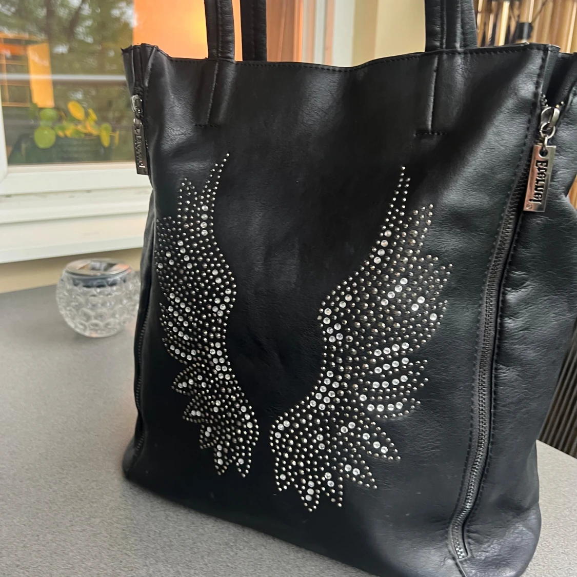 Svart väska med vingar  - 90