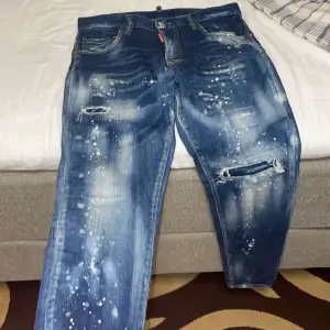 Säljer ett par äkta dsq2 jeans. De är i bra skick och de är använda i typ 2 månader 