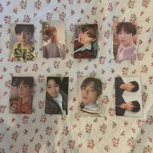 Jungkook bts - Hej! Jag hjälper min kompis sälja sin samling! Pris: 90kr styck + frakt. Du kan skriva till mig så skickar jag hennes privata instagram. Har du inte instagram så kan jag försöka hjälpa genom plick!