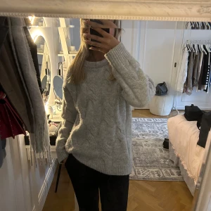 Grå stickad tröja  - Grå stickad tröja ifrån nakd i storlek 36