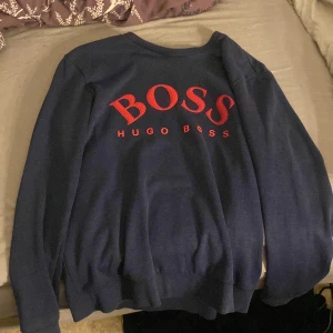 Mörkblå Hugo boss tröja - Har bara använt 1 gång men den är jätte fin och skön, den är helt ny 