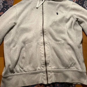 Polo ralph lauren zip up hoodie - Säljer min ralph lauren zip för att den är för stor på mig. Den är storlek M och har bara några enstaka små märken på sig (ses i bilderna) som man inte tänker på när man använder den. Nypris ligger runt 2295kr. Hör av vid minsta intresse.