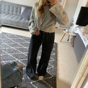 Svarta jeans  - Svarta jeans från hm med vida ben och högmidjad midja. 