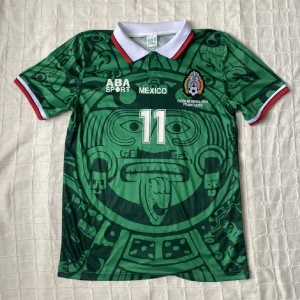 Mexico fotbollströja VM 1998 - Cuauthémoc Blanco fotbollströja i storlek M, hemmaställ grån VM 1998 fint skick, knappt använd  skriv om du har några frågor! 🇲🇽🦅 