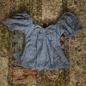 Söt topp - Lite mörkare än babyblå köptes på gina för ett tag sen, har bara använt den 1 gång. Band där bak som man kan spänna åt <3