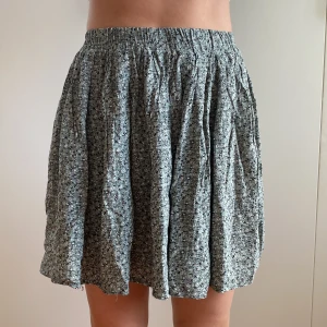 Grön blommig kjol - Supersöt grön blommig kjol från Brandy Melville🤩säljer då jag har flera liknande💓skriv om ni har några frågor!!