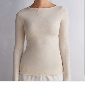 Slutsåld intimissmi tröja  - Säljer denna supersnygga beigea glittriga intimissimi tröjan som ej går att få tag i längre. Sparsamt använd och inga defekter. Storlek S och nypris var 599kr. Kontakta för fler bilder🥰🥰