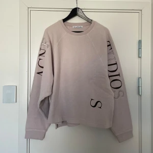 Acne Studios  - Mysig fleece tröja med broderad logga i färgen ”pale lilac” från Acne Studios! 🇸🇪Tröjan är i mycket gott skick! 😊 Säljs på SSENSE för ca 3700kr! Tveka inte att höra av dig vid minsta fundering! 🙏🏼
