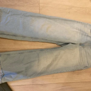 Loose bootcut jeans - Bra skick, egen gjord slitage på byxorna 