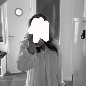 Vit blus  - Vit blus från Gina tricot, använd 1 gång och är i jötte bra skick, atorlek 170(säljer då den är förstor för mig) men passar typ xs/s