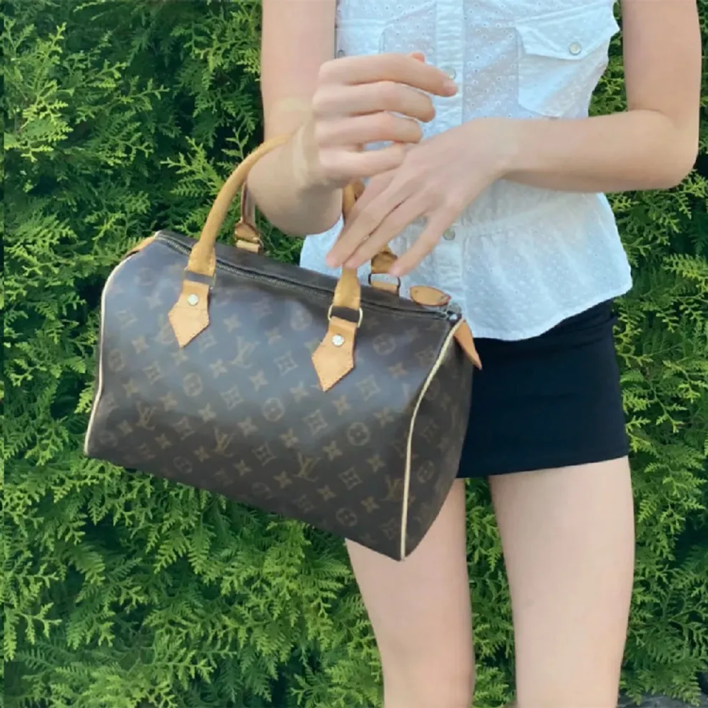 Säljer min supersnygga bruna Louis Vuitton väska i modellen Speedy 30 i ÄKTA läder. Nyttskick! Fick den som en present men har ej kommit till användning, därför har jag valt att sälja🫶🏼 Måtten: Höjd: 21cm, Bredd: 32cm, Djup: 16cm. 2500kr eller bud!. Väskor.