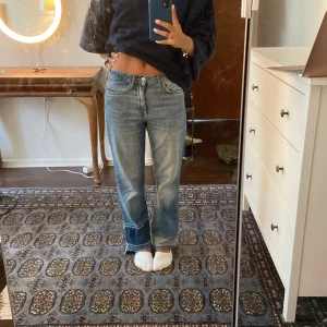 Jeans - Säljer dessa jeans med coola detaljer nertil. Dom passar perfekt i min längd och jag är 162. Lågmidjade enligt mig, lite osäker om dom är från zara men tror det❤️