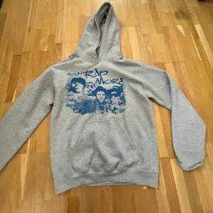 Säljer min Mountrapmore hoodie i storlek S pga att den inte kommer till användning! Den är använd en del men ser i princip ut att vara i nyskick (något nopprig på ena ärmen). Snören till den finns! Ordinarie pris 400kr💕(nuvarande pris kan diskuteras)