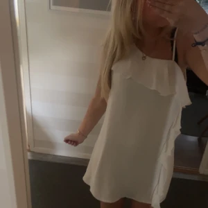 En sommardröm - Vit klänning med fina volang detaljer.