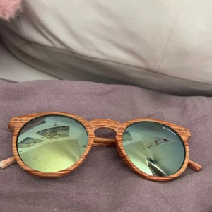 Solglasögon  - Fina solglasögon från Grekland, väldigt bra skick förutom några repor som knappt märks🫧