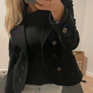 Svart kappa - Säljer den för att den e för liten på mig💋 