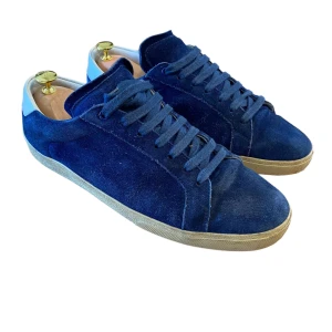 Saint laurent SL/06 - Saint laurent Paris ”sl/06” sneakers | Storlek 44 | Mockan är tyvärr lite sliten, därav det låga priset | Låda medföljer | Nypris: 7200kr, Vårt pris: 1799kr | Hör av er vid frågor eller funderingar 