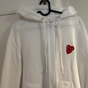 Cdg zip hoodie  - Cond 8/10  Storlek L men sitter som M Kvitto finns kvar och skickas med  Pris 1000