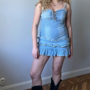 JEANSKLÄNNING MED VOLANGER  - Fantastiskt Jeansklänning med volanger och snörning❤️‍🔥❤️‍🔥 Storlek S Fint skick!  Fler bilder och mått kan självklart skickas! 