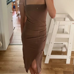 Tajt sommarklänning - Endast använd en gång, sitter väldigt fint och skönt material❤️