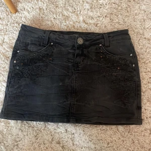 Jeans kjol!! - Tyvärr måste jag sälja denna SÅ COOLA lågmidjade jeanskjol då den va lite för liten på mig, kan då alltså inte skicka bilder på❤️! Så snygg svart färg med lite paljetter och nitar på✌️✌️ hör av dig vid frågor annars kan man trycka på köp nu🥰