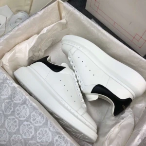 Alexander McQueen - Storlek: 43  Pris: 2590                           frakt. 🚚 📦                                     Kommer med original förpackning