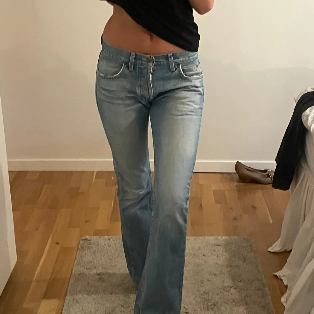Så snygga bootcut jeans från Lee! Jag är 180cm lång och de är perfekta i längden på mig. Innerbenslängd är 83😊. Jeans & Byxor.
