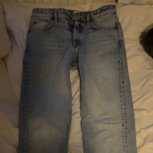 lågmidjade jeans - skitsnygga men tyvärr för små skriv privat för bättre bilder🥰