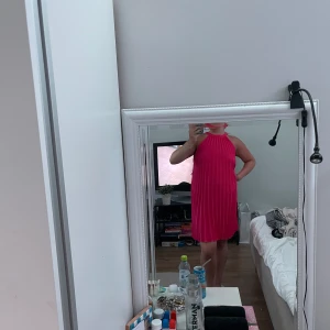 Klänning  - Rosa klänning som aldrig är använd, super fin och skön. Perfekt för sommarvärmen