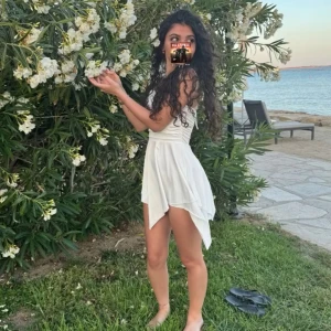 vit klänning - vit klänning från shein, är storlek S o är en mini dress typ. har använt det 1 gång i turkiet. man diskutera med priset 