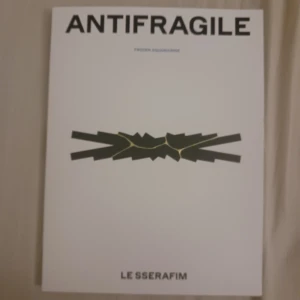 Le Serrafim photobook  - Fått från antifragile "frozen aquamarine ver." Albumet! I perfect skick :) Skriv gärna om ni har någon fråga/vill tradea istället! Tradear bara för Ive saker isf!