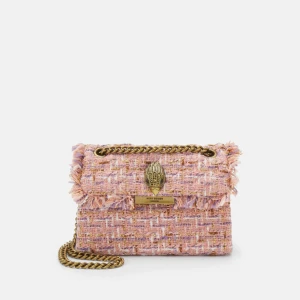 Kurt Geiger rosa väska  - Intresse koll på min Kurt Geiger väska som jag endast har haft i 5 månader. Det är inga defekter på väskan förutom en liten diamant sten som har ramlat av-det syns knappt men kan visa bild vid förfrågning. Pris kan diskuteras. 