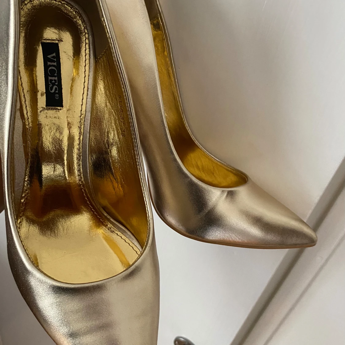 Guldiga klackskor  - 91