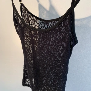Linne i spets - Svart linne i spets med justerbara band. Aldrig använt från missguided, prislapp kvar💋